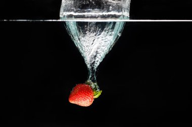 Suya dökülen bir çilek