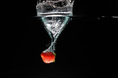 Suya dökülen bir çilek