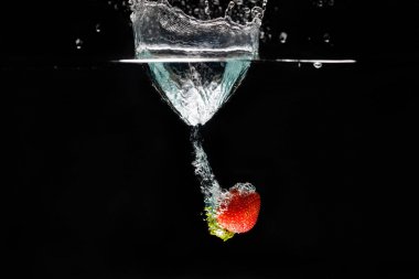 Suya dökülen bir çilek