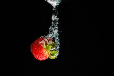 Suya dökülen bir çilek