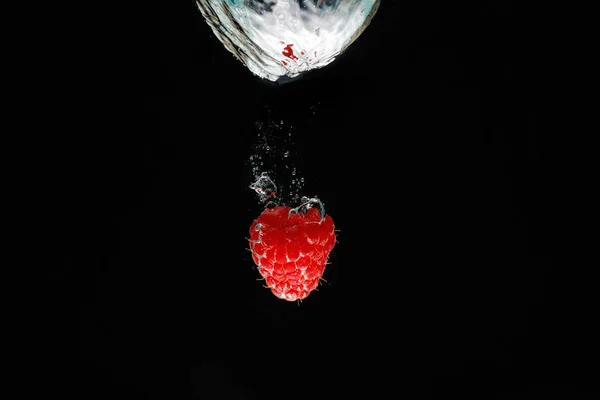 Una fragola che schizza in acqua — Foto Stock