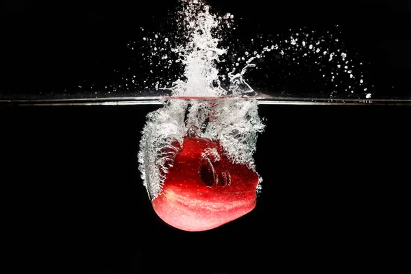 Bir elma derin su büyük bir sıçrama ile altında düşüyor..