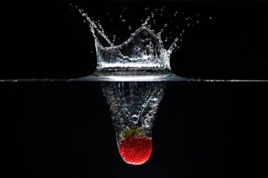 Suya dökülen bir çilek