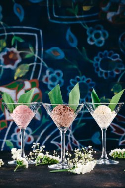 Bir kepçe dondurmalı martini bardakları.