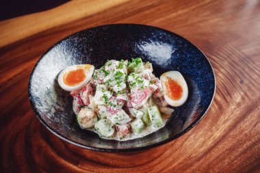 Ekşi kremayla karıştırılmış haşlanmış yumurtalı sebze salatası. 