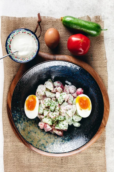 Salada de legumes com ovos cozidos misturados com creme azedo — Fotografia de Stock