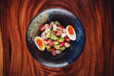 Ekşi kremayla karıştırılmış haşlanmış yumurtalı sebze salatası. 