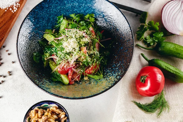 Salada de legumes frescos servida com o molho branco — Fotografia de Stock