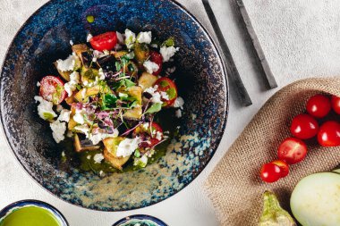 Sebze salatası, peynir ve sebze.