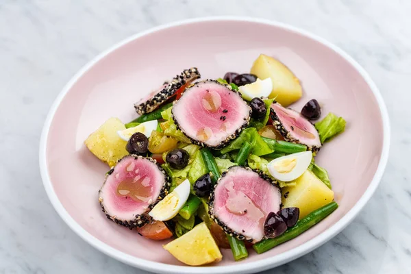 Salada de atum fresco servida no prato — Fotografia de Stock