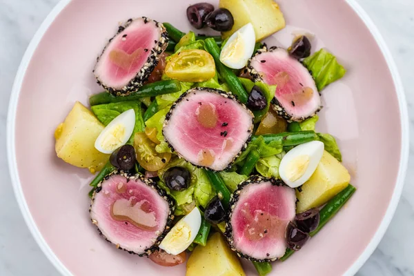 Salada de atum fresco servida no prato — Fotografia de Stock
