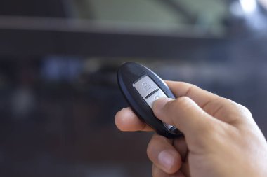 El adamı Hode araba kumandası, arabayı açmak için. Yumuşak odak ve seçici uzaktan odaklanma.