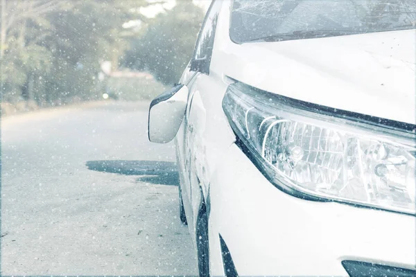 Accident de voiture sur la porte de voiture de route d'hiver et rétroviseur cassé. Avant de voiture de couleur blanche endommagée et cassée par accident sur la route d'hiver. Enregistrer avec le chemin de coupe . — Photo