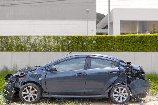 Szürke színű autó sérült és összetört véletlenül közúti parkolás nem dirve többé — Stock Fotó