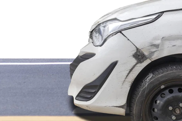 Cerca de frente de coche de color blanco han dañado y roto por accidente en el aparcamiento de la carretera no puede ensuciar más. con fondo blanco . — Foto de Stock