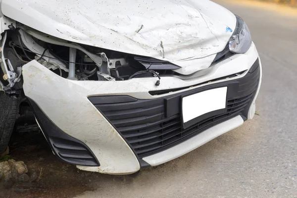 Frente de carro de cor branca grande danificado e quebrado por acidente no estacionamento rodoviário não pode dirigir mais. Com espaço de cópia para texto ou design — Fotografia de Stock