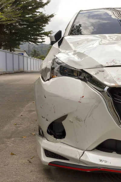 Przód białego koloru samochodu duże uszkodzone i złamane przez przypadek na parkingu drogowego nie może jechać więcej. Z miejscem na skopiowanie tekstu lub wzoru — Zdjęcie stockowe