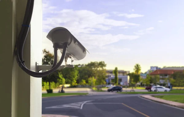 CCTV camera security at outdoor parking lot. With copy space for text or design. — Stock Photo, Image