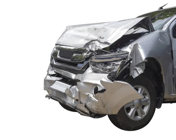 Frente de coche de color gris grande dañado y roto por accidente aislado en bakcground blanco . —  Fotos de Stock