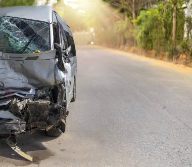 Beyaz minibüsün önü kazara hasar gördü ve yol parkında bozuldu. Artık kirlenemez. Kırpma yolu ile kaydet.