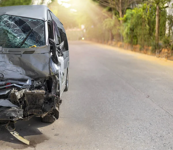 Frente de cor branca van carro ter danificado e quebrado por acidente no estacionamento rodoviário não pode sujar mais. Salvar com caminho de recorte . — Fotografia de Stock