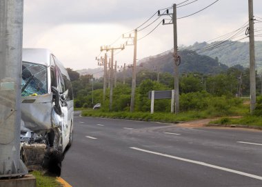 Araba kazası. Minibüsün önündeki elektrik direği trafik yolunda kaza sonucu hasar gördü ve kırıldı. .