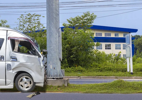 Choque de coche. Frente de Van accidente con poste eléctrico han dañado y roto por accidente en la carretera de tráfico  . —  Fotos de Stock