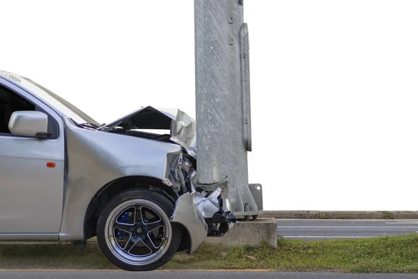 Un incidente d'auto. Fronte di incidente d'auto con palo elettrico hanno danneggiato e rotto accidentalmente su strada stradale  . — Foto Stock