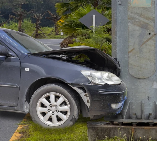 Choque de coche. Frente de accidente de coche con poste eléctrico han dañado y roto por accidente en la carretera de tráfico  . —  Fotos de Stock