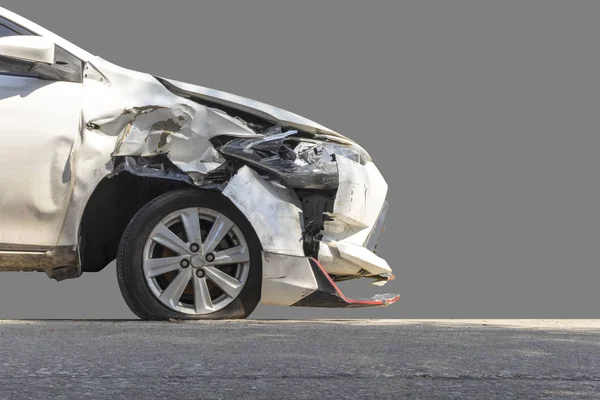 Voorzijde van witte kleur auto beschadigd en gebroken per ongeluk geïsoleerd op witte achtergrond. Bespaar met knippad. — Stockfoto