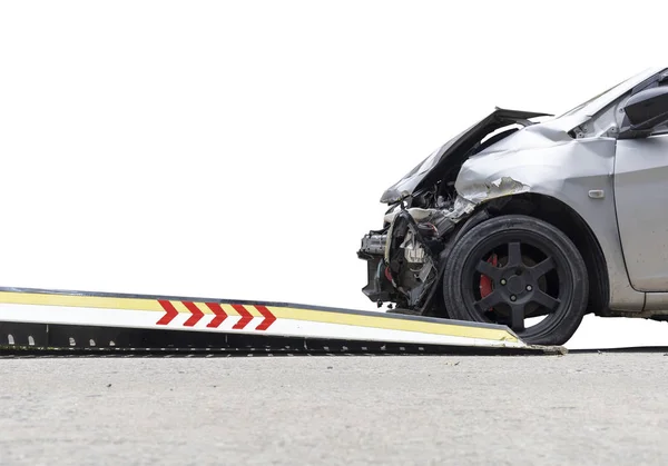 Accidente Diapositiva de coche en camión para moverse. El coche gris tiene daños por accidente en la toma de carretera con el movimiento del camión de diapositivas. Aislar sobre fondo blanco . —  Fotos de Stock