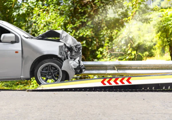 Autonehoda skluzavka na kamionu pro pohyb. Šedé auto mají poškození náhodou na silnici vzít s skluzavkou pohyb. Izolovat na bílém pozadí. — Stock fotografie