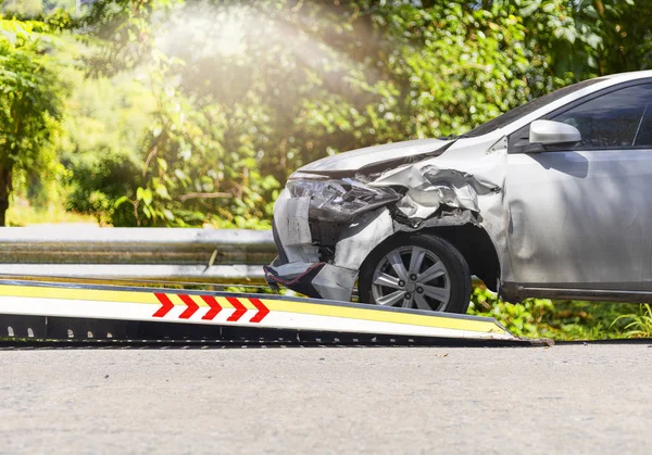 Accidente Diapositiva de coche en camión para moverse. coche blanco tiene daños por accidente en la toma de carretera con movimiento de camión de diapositivas  . —  Fotos de Stock