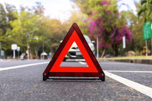 빨간 삼각형, 빨간 비상 정지 표지판, 빨간 비상 기호 및 자동차 정지 및 주차 도로. — 스톡 사진