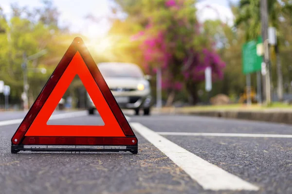 Triangle rouge, panneau rouge d'arrêt d'urgence, symbole rouge d'urgence et arrêt de voiture et stationnement sur la route . — Photo