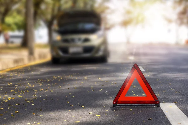 Красный треугольник, красный знак аварийной остановки, красный символ чрезвычайной ситуации и автомобильная остановка и парковка на дороге . — стоковое фото