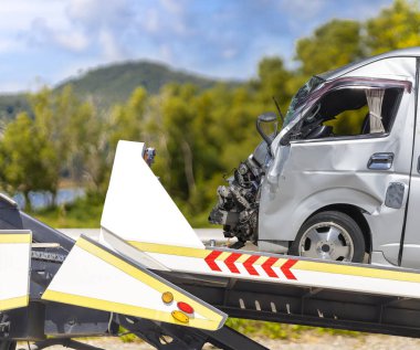 Araba kazası kamyona yüklendi. Minibüs kazara hasar görmüş. .