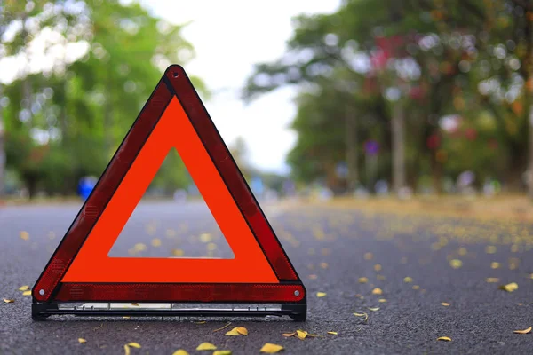 Красный треугольник, красный аварийный знак, красный аварийный символ на дороге. С пространством для копирования текста или дизайна — стоковое фото