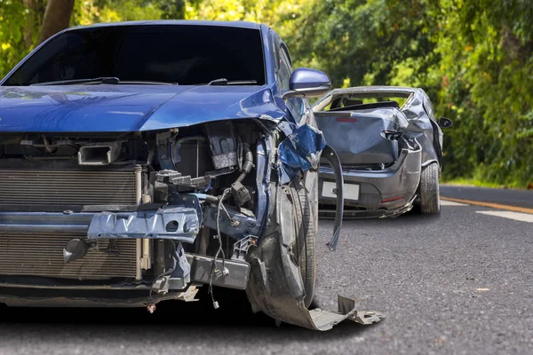 黒い車で青い色の車のクラッシュの前に大きな破損しており、道路上の事故によって壊れているこれ以上運転することはできません. — ストック写真