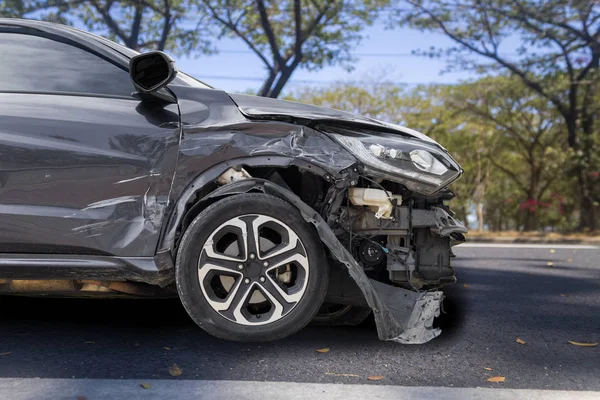 市街地の駐車場で事故で大きな損傷や破損した黒色の車の前部は、これ以上運転することはできません。テキストまたはデザイン用のコピースペース付き — ストック写真