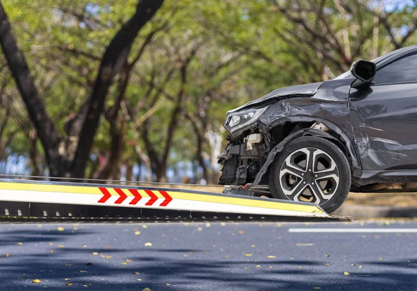 Autó csúszda a teherautón. Balck autó véletlenül megsérült a közúti felvétel csúszda teherautó mozog. Fehér alapon izolált. — Stock Fotó