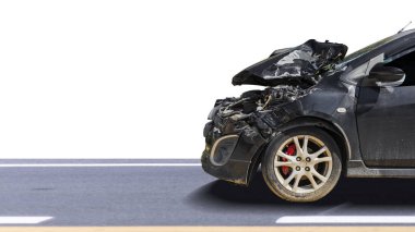 Siyah renkli arabanın önü kazara hasar görmüş ve kırılmış. Şehir caddesi otoparkında artık kullanılamıyor. Beyaz arka planda izole edilmiş. Kırpma yolu ile kaydet