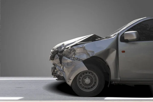 Frente de coche de color gris dañado y roto por accidente aislado sobre fondo gris. Guardar con ruta de recorte . —  Fotos de Stock