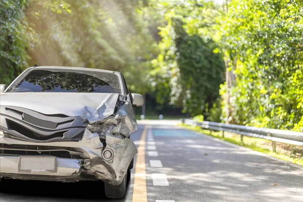 Açık gri renkli araba ön pick up büyük hasarlı ve sabah saatlerinde yolda kaza ile kırık sigorta memuru beklemek için daha fazla park sürücü olamaz. Metin veya tasarım için kopyalama alanı ile