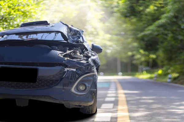 Sabahleyin mavi renkli aracın önünde büyük hasarlı ve yolda kazara kırılmış bir şekilde bekleyen sigorta memuru için daha fazla park kullanılamaz. Metin veya tasarım için kopyalama alanı ile