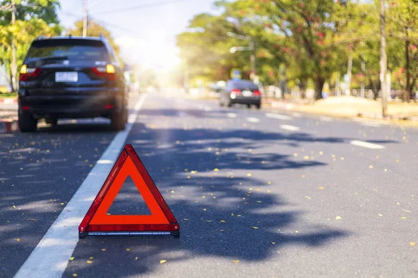 Красный треугольник, красный знак аварийной остановки, красный аварийный символ с автомобильной остановкой и парковкой на дороге . — стоковое фото