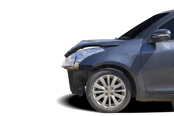 Siyah renkli arabanın önü kazara hasar görmüş ve kırılmış. Şehir caddesi otoparkında artık kullanılamıyor. Beyaz arka planda izole edilmiş. Kırpma yolu ile kaydet