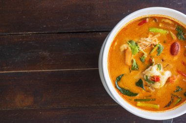 Tom Yam kung baharatlı Tayland çorbası ve ahşap masada karides. Metin veya tasarım için kopyalama alanı ile.
