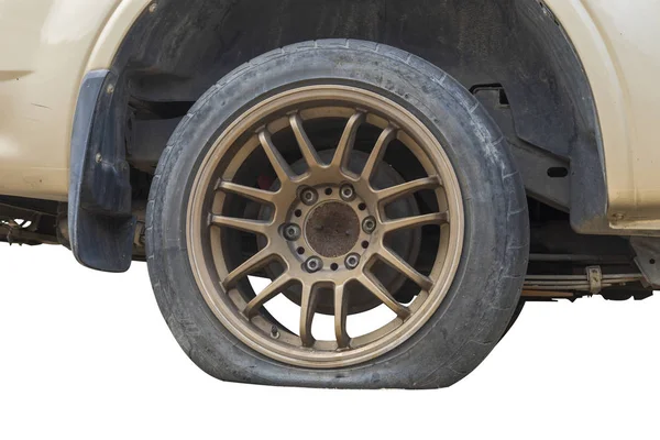 Cierre neumático viejo y neumático pinchado en el coche trasero aislado sobre fondo blanco. Guardar con el camino de recorte. Fuga de neumáticos . — Foto de Stock