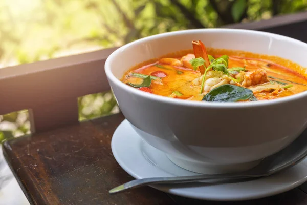 Tom Yam kung baharatlı Tayland çorbası ve ahşap masada karides. Metin veya tasarım için kopyalama alanı ile. — Stok fotoğraf